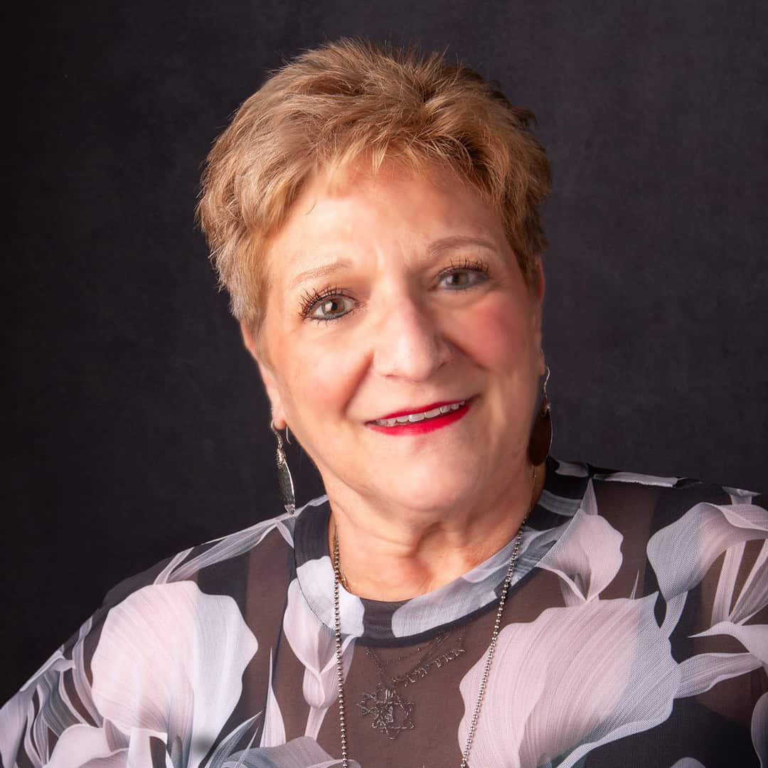 Headshot Debbie Hymen